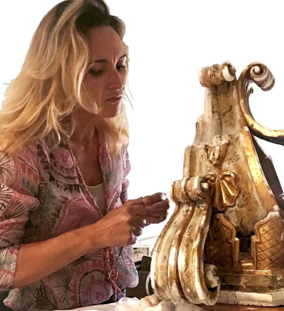 Géraldine Pellerin, doreuse ornemaniste, travaillant une dorure à la feuille d'or à l'atelier